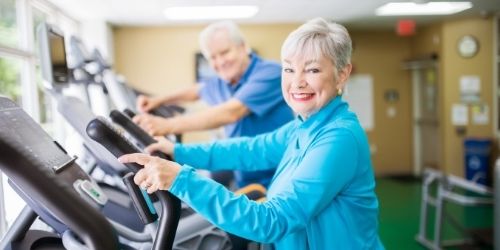 ouderen sporten op crosstrainer